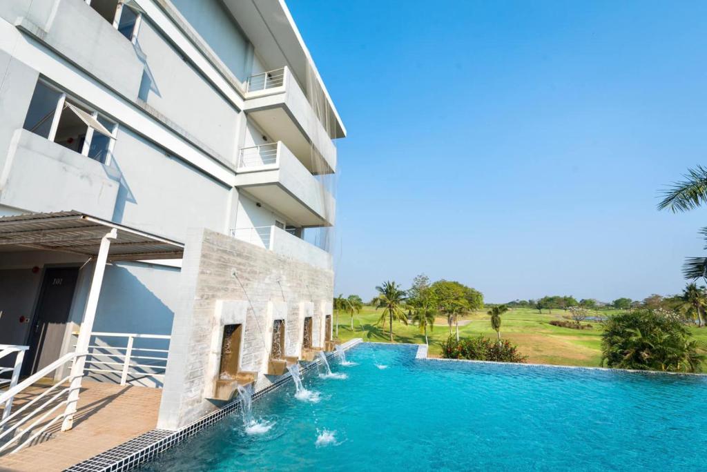 Uniland Golf & Resort